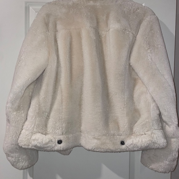 LEVI’S Women’s Faux Fur Cream Trucker Jacket - Picture 10 of 16
